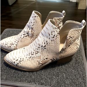 🥰🥰 Super cute snakeskin ankle booties.  Multi tan color…size 8 1/2. 🥰🥰